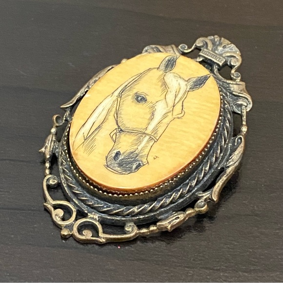 Vintage Unsigned Horse Cameo Brass-tone Brooch Pendant - Picture 6 of 12